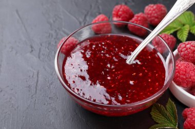 Cam kasede tatlı ahududu reçeli ve gri desenli masada böğürtlen, yakın plan.