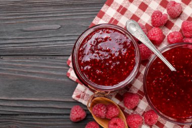 Bardakta ahududu reçeli ve tahta masada böğürtlen. Metin için boşluk