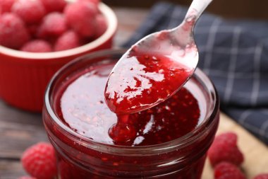 Cam kavanozdan kaşıkla ahududu reçeli alıp yakın plan çekiyoruz.