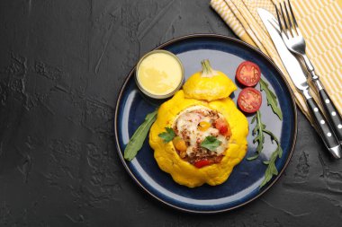Siyah masada servis edilen lezzetli dolgulu börek kabağı. Metin için boşluk