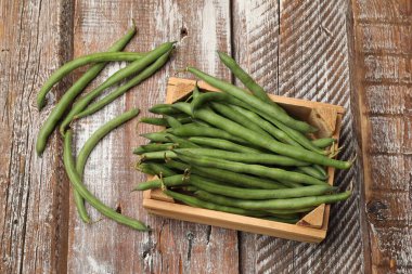 Taze bezelye kabukları ve sandıklar renkli ahşap masa, düz uzanma