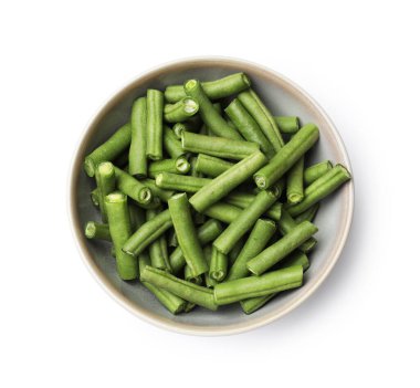 Kabın içindeki taze bezelye parçaları beyaz, üst görünümde izole edilmiş.