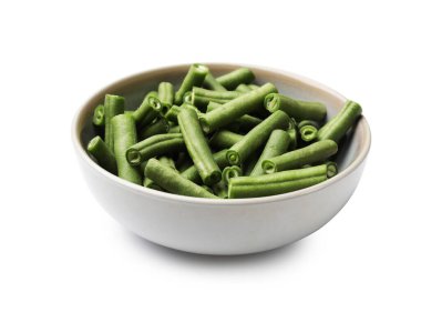 Taze bezelye kabuğu parçaları beyaz kasede izole edilmiş.