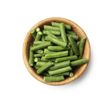 Kabın içindeki taze bezelye parçaları beyaz, üst görünümde izole edilmiş.