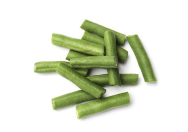 Taze bezelye kabukları beyaza izole edilmiş, manzaranın üstünde.