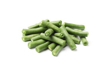 Taze bezelye kabukları beyaza izole edilmiş.