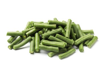 Taze bezelye kabukları beyaza izole edilmiş.