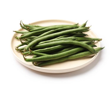 Beyaz izole taze yeşil bezelye