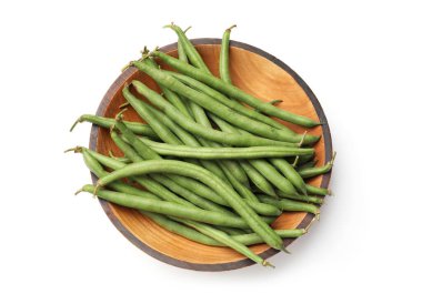 Kabın içindeki taze bezelye kabukları beyaz, üst görünümde izole.