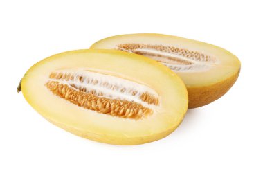 Taze olgun kavun yarımları beyaza izole edilmiş.