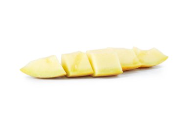 Taze olgun kavun parçaları beyaza izole edilmiş.