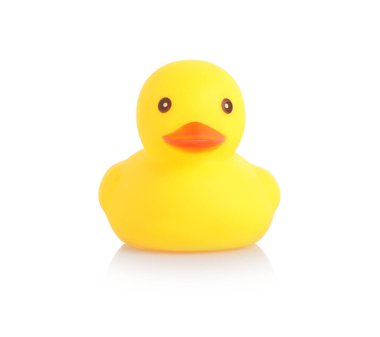 Beyaz arka planda ayna yüzeyinde sevimli bir plastik ördek