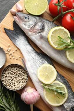 Baharatlı taze çiğ deniz kabuğu, yakın plan. Balık ve deniz ürünleri lezzetleri