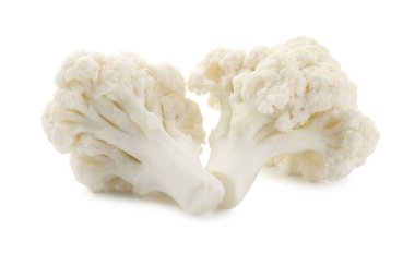 Taze çiğ karnabahar çiçekleri beyaza izole edilmiş.