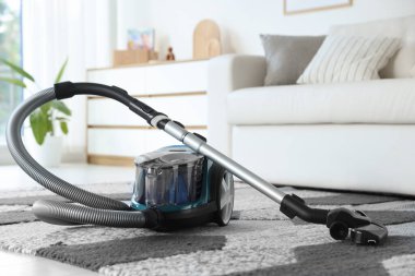 Evin zemininde bir elektrikli süpürge var. Ev aletleri