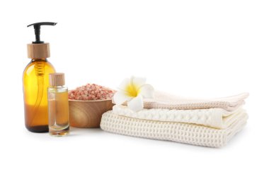 Beyaz üzerine izole edilmiş waffle havluları ve kozmetik ürünleri olan spa kompozisyonu