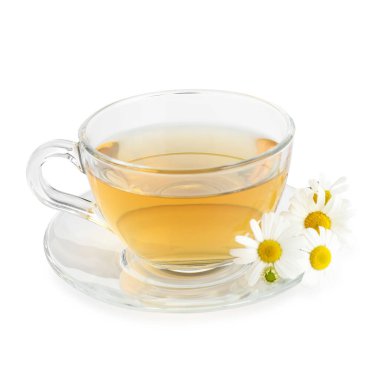 Cam bardakta Aromatik çay ve beyaz papatya çiçekleri