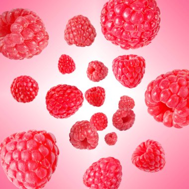 Pembe eğimli arka planda havada dönen taze ahududu.