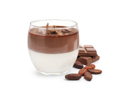 Çikolata parçalı nefis panna cotta ve beyaz üzerine izole edilmiş kakao çekirdeği.
