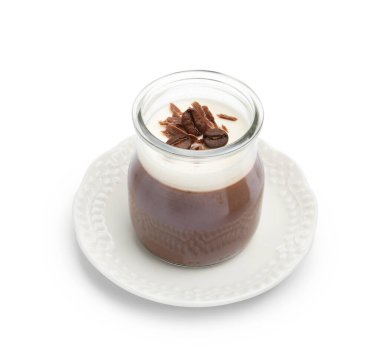 Çikolata parçalı nefis panna cotta ve kavanozdaki kahve çekirdekleri beyaza izole edilmiş.