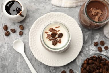 Çikolata parçacıkları ve kahve çekirdekleri ile nefis panna cotta Gri desenli masa, düz yatıyordu