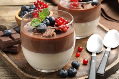 Çikolatalı, böğürtlenli ve nane şekerli nefis panna cotta.