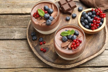 Çikolatalı, böğürtlenli ve nane şekerli nefis panna cotta. Metin için boşluk