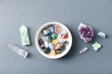 Aura. Gri arkaplanda farklı doğal mineral taşları var.