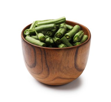 Taze bezelye kabukları beyaza izole edilmiş.