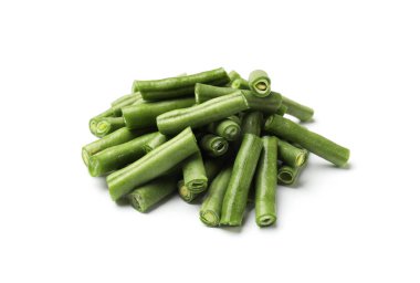 Taze bezelye kabukları beyaza izole edilmiş.