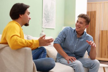 arkadaşlar evde kanepede konuşmayı