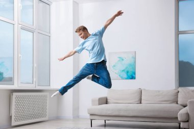 Eve atlayan mutlu genç adamın portresi.