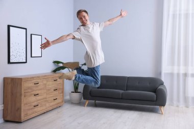 Eve atlayan mutlu genç adamın portresi.