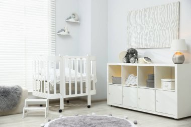 Güzel bebek odası. Şık bir beşiği, diğer mobilyaları ve oyuncakları var.