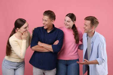 Pembe arka planda gülen arkadaşlar. Pozitif duygu