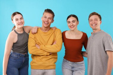 Açık mavi arka planda gülen arkadaşlar. Pozitif duygu