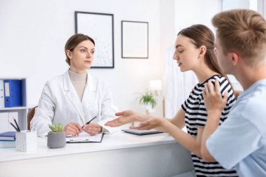 Tüp bebek (tüp bebek). Çiftin üreme kliniğinde doktorla randevusu var.