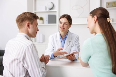 Tüp bebek (tüp bebek). Çiftin üreme kliniğinde doktorla randevusu var.