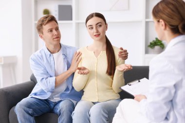 Tüp bebek (tüp bebek). Çiftin üreme kliniğinde doktorla randevusu var.