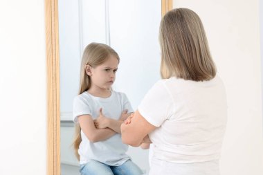 Yaşlı kadın kendini aynada çocuk olarak görüyor. Geçmiş ve gelecek hakkında kavramsal kolaj, zaman akışı, yaş