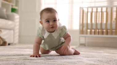 Evde yerde sürünerek şirin bebek