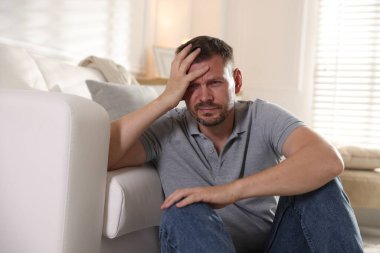 Evde panik atak geçiren bir adam.