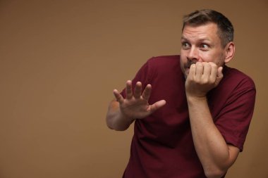 Kahverengi arka planda panik atak geçiren adam, mesaj için boşluk