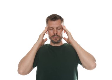 Panik atak. Beyaz arka planda kendini sakinleştiren adam