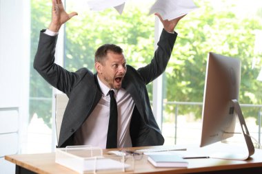 İş yerinde panik atak geçiren bir işadamı.