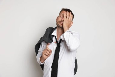 Beyaz arka planda akşamdan kalma bir adam.