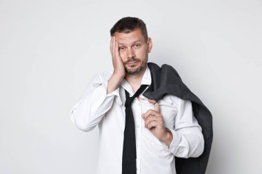 Beyaz arka planda akşamdan kalma bir adam.