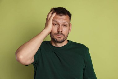 Adam zeytin arka planında akşamdan kalma.