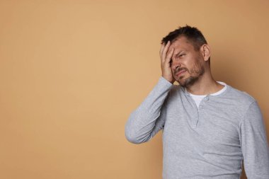 Bej arka planda akşamdan kalma bir adam, metin için boşluk.