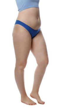 Yağ aldırma. Beyaz arka planda iç çamaşırlı kadın, yakın plan.